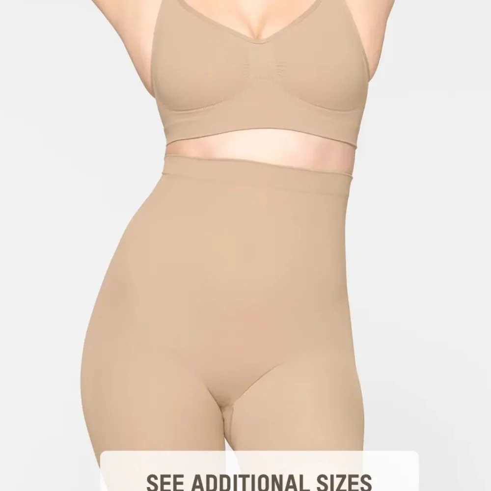 SKIMS SEAMLESS SCULPT MID THIGH SHORT MICA LARGE NWT IN PACKAGING